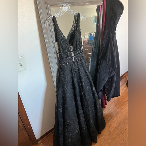 HOMECOMING AND PROM DRESSES - Picture 5 of 8